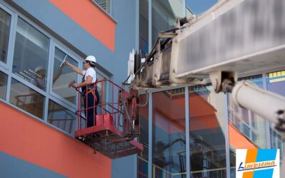 Limpieza en altura de naves industriales: normativa, medios y riesgos